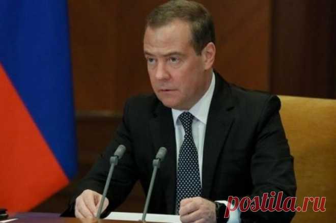 Медведев поздравил граждан РФ с Днем народного единства. По словам политика, единение народов и конфессий перед лицом общего врага всегда было в основе государства Российского.