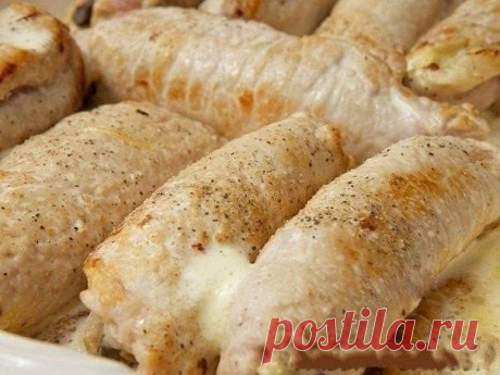 Рулетики мясные к праздничному столу

Ингредиенты:
-Свиное филе - 700 г
-Грибы - 500 г
-Лук репчатый - 2 шт
-Яйцо куриное - 2 шт
-Сыр твердый - 150 г
-Сливки - 1 стакан
-Соль - по вкусу
-Перец черный молотый - по вкусу
-Масло подсолнечное - 40 г

Приготовление:

Начнем с приготовления начинки из грибов и лука. Для этого на умеренном огне разогрейте сковороду с 2-3 ст. л. подсолнечного масла. Очистите лук и порежьте его на 1/4 круга, поджаривайте до приобретения золотистого...