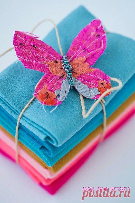 Упаковка подарка с вышитой бабочкой или салфетками: / Упаковка подарков / ВТОРАЯ УЛИЦА