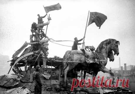 Красное знамя на квадриге Бранденбургских ворот, 9 мая 1945 года.