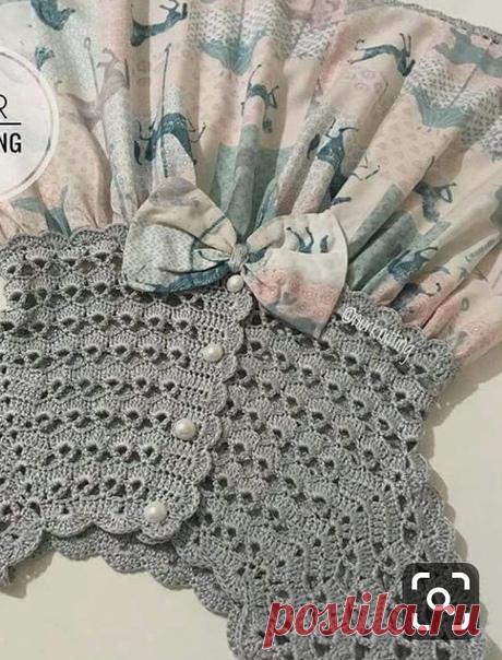 Всем доброго времени суток !
Дорогие рукодельницы , пожалуйста помогите осуществить мечту и подарить внученьке такое платьице . Я не сильна в вязании крючком , но по схеме смогу разобраться.
Может быть Вам знаком таком узор ? Подскажите пожалуйста как связать такое
ажурное платьице.
Буду очень благодарна.