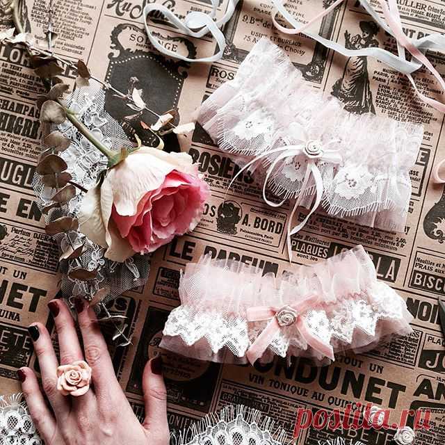 Винтажный шик и вдохновение вам в ленту... 💭🌸💭🌸💭🌸 Эта редкая часть нижнего гардероба современной женщины по-прежнему волнует мужские сердца, как и сто лет назад. Вопрос дня: надеваете ли вы подвязки не по случаю свадьбы? Хотели бы надевать?
