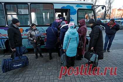Конфликт беженцев с Донбасса и эвакуировавшего их водителя попал на видео. Между беженцами из самопровозглашенных Донецкой и Луганской народных республик (ДНР и ЛНР) и водителем, который эвакуировал их в Ростовскую область, произошла ссора. Конфликт попал на видео. Переселенцы из Донбасса потребовали у мужчины везти их к пункту пребывания, однако он отказался.