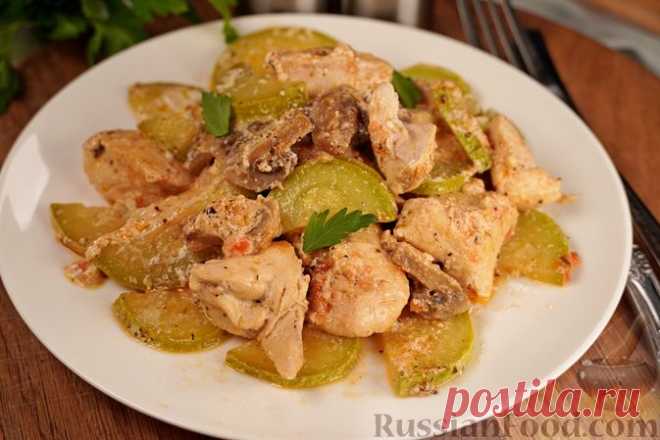 Рецепт: Курица, тушенная с кабачками и грибами в сливочном соусе на RussianFood.com