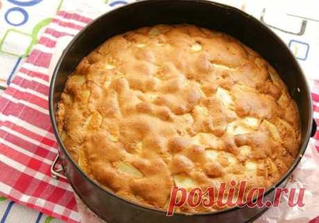 Очень вкусная шарлотка-лентяйка. 
Шарлоткой сейчас никого не удивишь... Но эта какая-то особенная! Такая мягкая-мягкая, влажная... хотя по виду и не скажешь... Вкусна как в теплом так и в холодном виде! Готовится проще простого! Попробуйте, если еще не пробовали! 
Вам потребуется: 
9 столовых ложек растительного масла без запаха 
пол стакана сахара 
стакан муки 
3 яйца 
яблоки 6-8 штук среднего размера 
1 чайная ложка соды гашеной уксусом 
Как готовить: 
1. Венчиком взбиваем яйца до образов