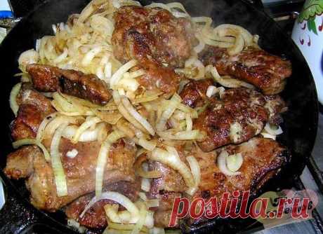 САМЫЙ ВКУСНЫЙ РЕЦЕПТ ПЕЧЕНИ
Я сама не очень любила печень, но приготовив по этому рецепту мужу, съела больше чем он
ИНГРЕДИЕНТЫ
- 600 г - говяжьей печени
- 1 шт.- яйцо
- 3 зубчика - чеснока
- 1 ч. л. - сахара
- 1 ч. л.- соли (без горки)
- 0,5 ч. л. -соды
- 1 шт.- луковица
- масло растительное -для жарки
- мука кукурузная - для панировки
КАК ПРИГОТОВИТЬ???
Печень вымыть, обсушить, удалить пленку и нарезать крупными кусочками.
Приготовить маринад: в миске взбить яйцо с солью...