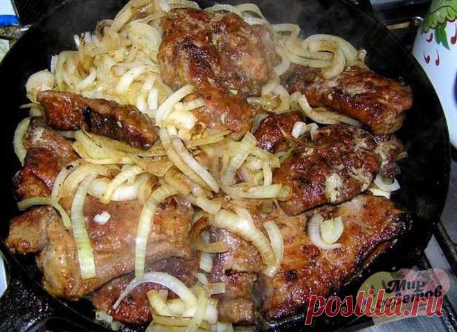 САМЫЙ ВКУСНЫЙ РЕЦЕПТ ПЕЧЕНИ
Я сама не очень любила печень, но приготовив по этому рецепту мужу, съела больше чем он
ИНГРЕДИЕНТЫ
- 600 г - говяжьей печени
- 1 шт.- яйцо
- 3 зубчика - чеснока
- 1 ч. л. - сахара
- 1 ч. л.- соли (без горки)
- 0,5 ч. л. -соды
- 1 шт.- луковица
- масло растительное -для жарки
- мука кукурузная - для панировки
КАК ПРИГОТОВИТЬ???
Печень вымыть, обсушить, удалить пленку и нарезать крупными кусочками.
Приготовить маринад: в миске взбить яйцо с солью...