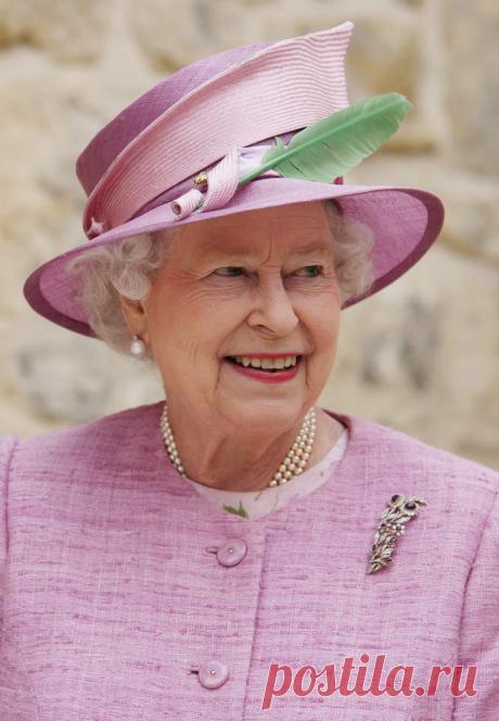 "В женщине без шляпки есть нечто незавершённое…"
Лучшие шляпки королевы Великобритании Елизаветы .