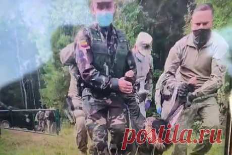 Выдворение беременной мигрантки литовскими пограничниками попало на видео. Литовцы перетащили беременную иностранку без сознания на линию границы с Белоруссией. Белорусские пограничники обнаружили женщину в крайне тяжелом состоянии и оказали ей первую помощь. Затем мигрантку и ее троих детей, которых тоже выдворили из Литвы, отправили на осмотр в Поставскую центральную больницу.