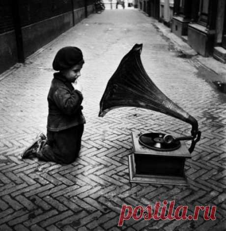 Никогда ничего не бывает потом....... Это только кажется, что всё ещё впереди,
что жизнь длинна и счастлива........... Что сейчас можно прожить так..........
Что потом всё можно поправить..... Никогда это "потом" не наступает...
Никогда.........