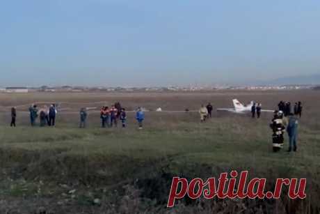 Появилось видео с места крушения одномоторного самолета в российском регионе. Опубликовано видео с места крушения одномоторного самолета в Северной Осетии, при котором погиб один человек. На появившемся видеоролике видны разбросанные по полю детали воздушного судна. Кроме того, в объектив камеры попал предполагаемый погибший. Его тело накрыто черным брезентом.