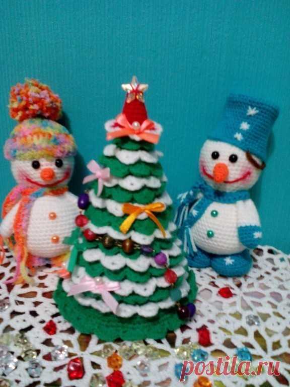 Лидия Смирнова
Весёлые снеговички около елочки!
Скоро,скоро Новый год!
Связаны из детской новинки.