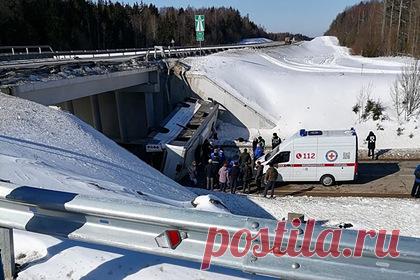 Семьи погибших при падении автобуса в Подмосковье получат выплаты. Страховая выплата за каждого погибшего при падении автобуса с эстакады на трассе М-9 в Подмосковье составит более двух миллионов рублей. Об этом сообщает пресс-служба правительства Московской области. В администрации региона отметили, что пассажиры АО «Мострансавто» застрахованы АО «Согаз».