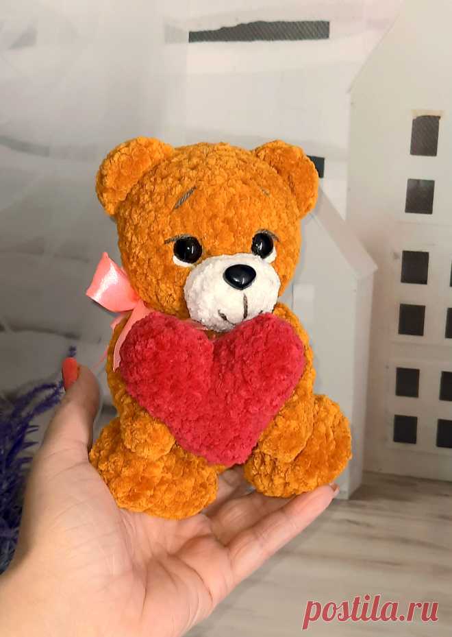 PDF Плюшевый Мишка Валентинка крючком. FREE crochet pattern; Аmigurumi animal patterns. Амигуруми схемы и описания на русском. Вязаные игрушки и поделки своими руками #amimore - медведь из плюшевой пряжи, медвежонок ко дню Всех Влюблённых, плюшевый мишка с сердечком к 14 февраля.