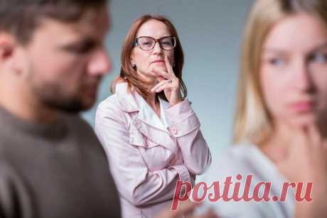 Родственники мужа одобряли гражданский брак, пока дело не коснулось денег
Катя познакомилась с Денисом, когда они были студентами. Оба подрабатывали, но денег хватало только на недорогую еду. Чтобы купить одежду — приходилось копить несколько месяцев. Катя росла с одной мамой, та ей помочь не могла. У родителей Дениса деньги водились, но они демонстративно не помогали, типа — не женаты ещё. Поэтому, со свадьбой Денис с […]
Читай дальше на сайте. Жми подробнее ➡