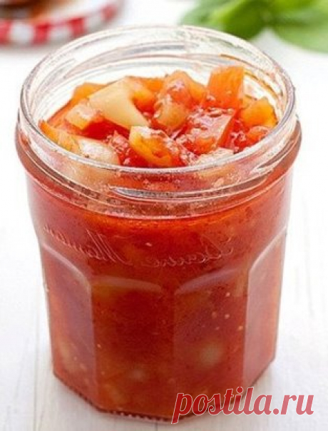 Кабачковое лечо с чесноком
Для приготовления понадобится:
• кабачки - 2 кг.;
• сладкий перец - 1 кг.; 
• чеснок - 15 зубчиков; 
• растительное масло - 100 мл.; 
• томатная паста - 400 гр.; 
• чёрный перец - 5 горошин; 
• лавровый лист - 5 шт.; 
• 9%-й уксус - 2 ч.л.;
• сахар - 100 гр.;
• соль - 1ст. ложка
Приготовление: 
1. Кабачки чистим от кожицы и семян, нарезаем кубиками. Сладкий перец моем, удаляем семена, нарезаем соломкой. 
2. Соединяем в кастрюле кабачки и перец. Д...