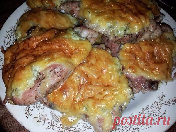 Свинина по-барски 

Мясо
режем на порционные куски. Отбиваем, солим, перчим. Готовим соус: 
нарезаем мелко соленый огурец, зелень, орехи и чеснок. Добавляем 
сметану. Мясо выкладываем в форму. Смазываем соусом и сверху посыпаем 
сыром. Получается пикантное и нежное блюдо. В холодном виде тоже идет на
ура.