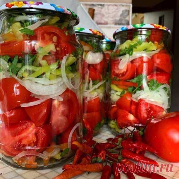Вот уже много лет этот салатик остается самым любимым в нашей семье!

 На 9 литровых банок
Ингредиенты:
Рассол
3 литра воды
3 ст л соли
7 ч л сахара
Закипятить, влить 1 стакан 9 % уксуса! Снять с огня и остудить .
На дно банок кладем по 1-2 лавровому листику, 5-6 шт перца горошком
Затем слоями укладывать
Помидоры (у меня ушло около 4,5 кг ) режем на 4 части
Лук (средних 10 головок )полукольцами
Болгарский перец (10 шт средних) полукольцами
2 пучка петрушки измельчаем.
Зал...