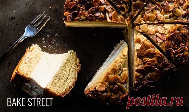 Bienenstich - Picadura de abeja - Bake-Street.com Bienenstich o Picadura de abeja. Un pastel de origen alemán elaborado con una masa enriquecida y horneada con una cobertura de almendra y miel. Relleno con una crema de nata y natillas.