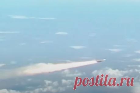 Минобороны сообщило об уничтожении склада ракет ВСУ в Ивано-Франковской области. Российские военные авиационным ракетным комплексом «Кинжал» с гиперзвуковыми аэробаллистическими ракетами уничтожили крупный подземный склад ракет и авиационных боеприпасов Вооруженных сил Украины (ВСУ) в населенном пункте Делятин в Ивано-Франковской области, сообщил представитель Минобороны Игорь Конашенков.