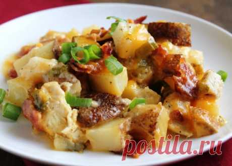 Курица с картошкой в духовке Ароматный картофель с курицей в духовке, запеченный с беконом, специями, сыром и зеленым луком - быстро и вкусно