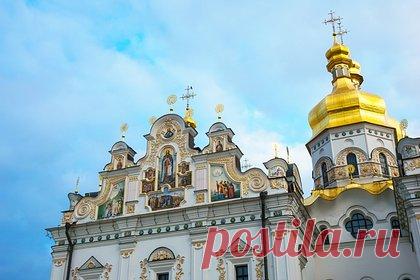 В Киево-Печерской лавре попросили Зеленского оставить УПЦ два храма. Наместник Киево-Печерской лавры митрополит Павел попросил президента Украины Владимира Зеленского оставить Украинской православной церкви (УПЦ) Трапезный и Успенский храмы, где священники больше не могут проводить богослужения. Митрополит отметил, что церковь не вмешивается в политику.