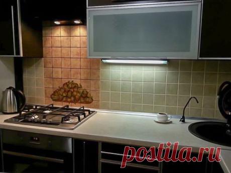 Контрастная кухня 8 кв.м. в современном стиле