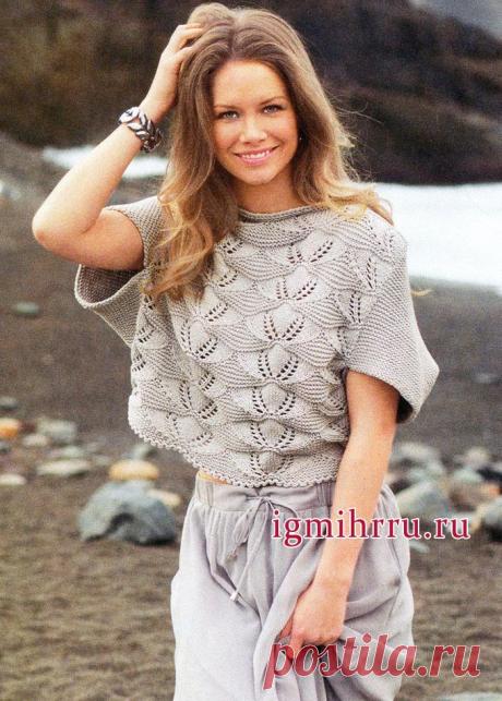 Серебристо-серый пуловер с ажурными узорами и цельновязаными рукавами. Вязание спицами