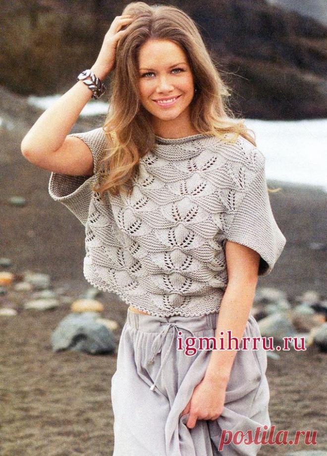 Серебристо-серый пуловер с ажурными узорами и цельновязаными рукавами. Вязание спицами