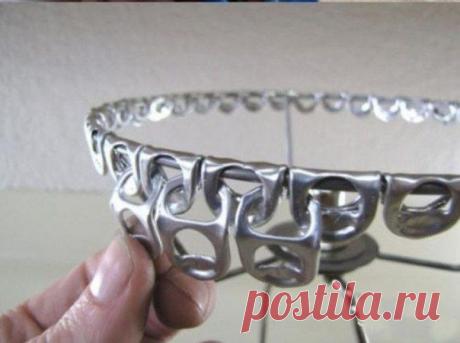 Не спешите выкидывать ключи от жестяных банок.Ведь из них можно сделать довольно симпатичную настольную лампу. Как? Смотрим далее. | Хитрости Жизни