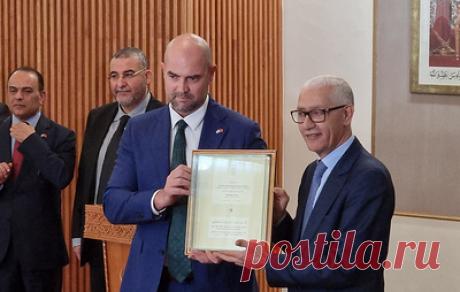 Спикер Кнессета Израиля подарил властям Марокко самый маленький в мире экземпляр Корана. Амир Охана пояснил, что подарок является символом соединения &quot;мусульманского религиозного мира с вершиной израильских инноваций&quot;