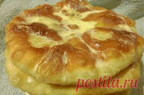 Пышки со сметаной и сахаром
Источник Домашний Очаг

Такие аппетитные и вкусненькие пышки к чаю готовить совсем не сложно. Попробуйте этот простой рецепт. Пальчики оближите!

Ингредиенты для пышек:

1 стакан молока или простокваши
1 яйцо
1 ч. л. сухих дрожжей
1 ч. л. соли
1 ст. л. сахара
2 ст. л. растительного масла
2,5 — 3 стакана муки

Растительное масло для жарки
100 г сметаны 
Сахар для присыпки