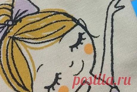 Блогерша нашла тайный смысл в изображении девочек на детской одежде. Блогерша с никнеймом simply_gender_free нашла тайный смысл в изображении девочек на детской одежде. Женщина поделилась своими наблюдениями о том, что на данных изделиях девочек изображают с закрытыми глазами. Подобный знак она расценила как призыв девочек к скромности и покорности.