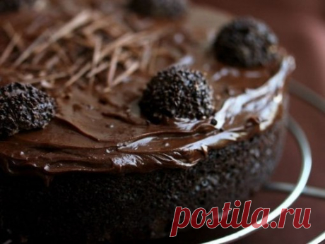 Торт "Пища дьявола". 

У меня довольно большая коллекция любимых шоколадных рецептов. Есть два рецепта классического торта "Пища дьявола". Один очень вкусный, но и очень калорийный, второй, не менее вкусный, но почти диетический. Хочу поделиться этим рецептом. Для его приготовления не нужен миксер, всего нужно 5-10 минут, перед тем как поставить в духовку. 

Время приготовления: 60 минут 
Порций: 6-8 


Вам потребуется: 

- 200 г муки, 
- 200 г коричневого сахара (можно пр...