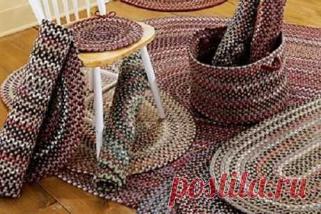 У каждой женщины-хозяюшки найдутся старые нейлоновые, капроновые колготки, которые нужно утилизовать. Из таких колготок можно сплести чудесные коврики без крючка, просто на пальцах.