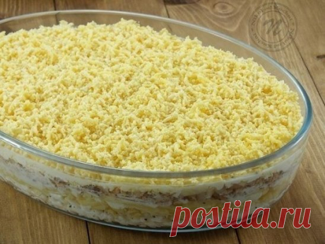 Австрийский салат 
Накануне праздников хозяюшки отыскивают свои кулинарные книги и вспоминают старые вкусные рецепты. Кто-то решает угощать своих близких людей традиционными блюдами, а кто-то хочет побаловать их такими новинками, как австрийский салат. Это умопомрачительно вкусное кушанье состоит из нескольких слоев и готовится очень быстро! 
Вам потребуется: 
Яйца куриные (отваренные вкрутую) — 6 штук 
Сыр твердый — 100 грамм 
Сардина (консервированная в масле) — 1 банка 
Лук репчатый — 1 шт