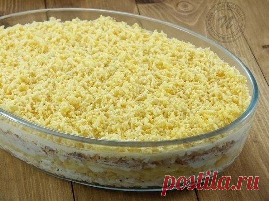 Австрийский салат 
Накануне праздников хозяюшки отыскивают свои кулинарные книги и вспоминают старые вкусные рецепты. Кто-то решает угощать своих близких людей традиционными блюдами, а кто-то хочет побаловать их такими новинками, как австрийский салат. Это умопомрачительно вкусное кушанье состоит из нескольких слоев и готовится очень быстро! 
Вам потребуется: 
Яйца куриные (отваренные вкрутую) — 6 штук 
Сыр твердый — 100 грамм 
Сардина (консервированная в масле) — 1 банка 
Лук репчатый — 1 шт