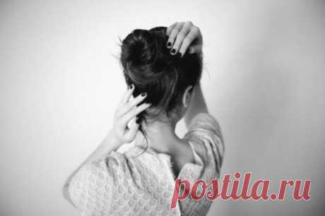 Ушла, как -будто не любила
Как- будто близкой не была.
Внутри заточенная сила
Не раз мне в жизни помогла!

Не оглянулась, не простила
Решенье - острое копье.
И чувства с ветром отпустила:
Пусть прочь летит все "не мое"!

Я гордо боль перешагнула
Смотри внимательно...учись!
Тебя в себе перечеркнула
Теперь действительно крепись.

Ушла достаточно красиво
Чтоб в память врезаться твою!
Ушла, как будто не любила...
Ушла...

как будто не люблю...

Ира Долинная