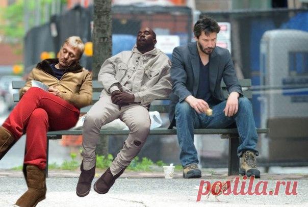 Трое на лавке, не считая птицы. На днях Ким Кардашьян выложила фото спящего Канье Уэста. Остроумные блогеры "подсадили" Канье на лавку к Киану Ривзу (фото стало классикой мемов). А позже русские блогеры добавили в компанию пресс-секретаря президента России Дмитрия Пескова, которого не так давно застали врасплох на автомойке. В красных спортивках и уггах. / Занимательная реклама