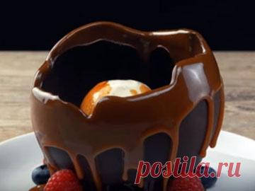 Шоколадный десерт в этот раз будет с сюрпризом! С большим эффектом, который вызовет ахи и охи как у детей, так и у взрослых! Но не бойтесь - готовится десерт просто - тем более, что для вас готов Кулинарный мастер класс с пошаговой инструкцией!