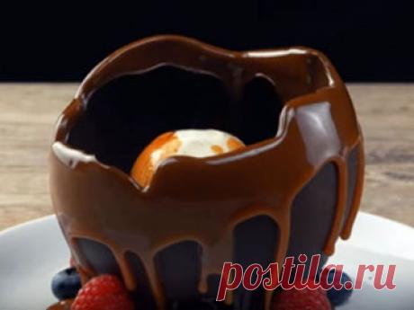 Шоколадный десерт в этот раз будет с сюрпризом! С большим эффектом, который вызовет ахи и охи как у детей, так и у взрослых! Но не бойтесь - готовится десерт просто - тем более, что для вас готов Кулинарный мастер класс с пошаговой инструкцией!