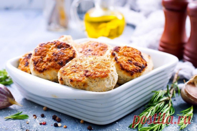 20 отличных рецептов котлет в духовке Делимся простыми и вкусными рецептами котлет в духовке. Ведь запеченные котлеты отнимают гораздо меньше времени на приготовление и при этом получаются очень сочными!