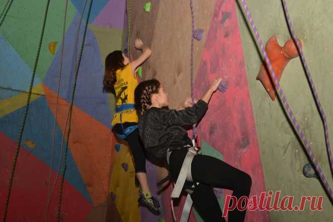 9-10 января — Первенство ДНР по скалолазанию «Рождественские встречи» — Макеевка 09 и 10 января в Макеевке проходило первенство ДНР по скалолазанию среди школьников «Рождественские встречи». В этих соревнованиях приняли участие 78 спортсменов из Донецка, Макеевки, Харцызска и Горловки. Состязания проходили в двух видах программы: скорость и трудность. Следует отметить, что это были первые соревнования по скалолазанию в этом году, об этом рассказала главный судья соревнований