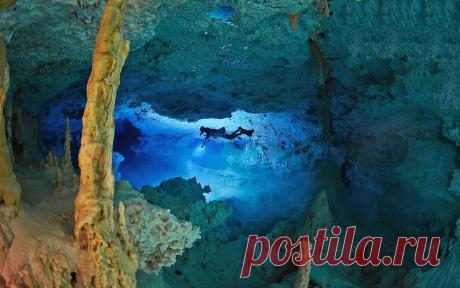 В лабиринте подземных пещер джунглей штата Кинтана-Роо, что на полуострове Юкатан, Мексика, протекает самая длинная из всех известных сегодня подземных рек. По совместительству она носит статус самой впечатляющей мексиканской достопримечательности, которая поражает своими дивными геологическими образованиями. Изгибы и повороты водного потока по известняковым пещерам простираются на 215 км. Он входит в систему подземных рек, именуемую Сак-Актун, что с языка майя переводится как «белая пещера». Ее