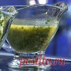 Зелёный схуг Разбиваем зерна кардамона с помощью молотка для отбивания, извлекаем семена, небольшую щепотку отправляем в ступку вместе с 3 гвоздиками, щепоткой зиры (кумина), тщательно растираем, перекладываем миску и смешиваем со щепоткой молотого черного перца.