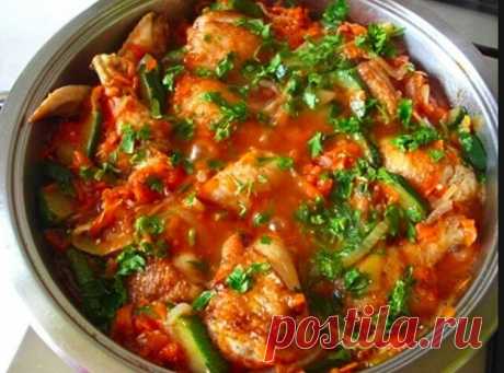 Вкуснейшая тушеная курица с кабачками - это блюдо радует не только желудок, но и глаз, так как получается, ну, очень красивым!  
 
Итого на 100 грамм 73 ккал  
Б/Ж/У 12.1 / 0.8 / 3.9  
 
Ингредиенты:  
Курица, любые части - 500 г  
Кабачки - 300 г  
Морковь - 1 шт  
Лук - 1 шт  
Чеснок - 2 зубчика  
Томатная паста - 2 ст. л.  
Специи, соль, перец  
 
Приготовление:  
Любые части курицы порезать на кусочки, посыпать любимыми специями, солью, перцем и хорошо перемешать. Оста...