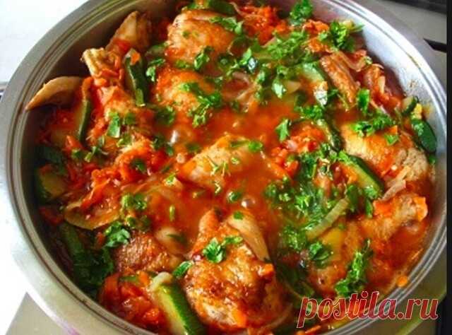 Вкуснейшая тушеная курица с кабачками - это блюдо радует не только желудок, но и глаз, так как получается, ну, очень красивым!  
 
Итого на 100 грамм 73 ккал  
Б/Ж/У 12.1 / 0.8 / 3.9  
 
Ингредиенты:  
Курица, любые части - 500 г  
Кабачки - 300 г  
Морковь - 1 шт  
Лук - 1 шт  
Чеснок - 2 зубчика  
Томатная паста - 2 ст. л.  
Специи, соль, перец  
 
Приготовление:  
Любые части курицы порезать на кусочки, посыпать любимыми специями, солью, перцем и хорошо перемешать. Оста...