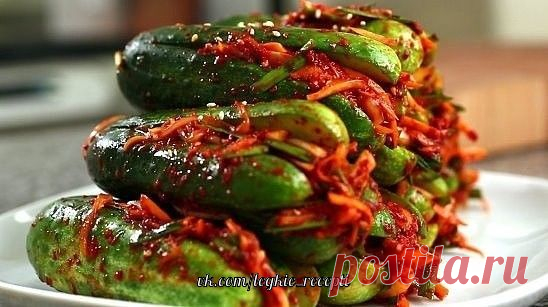 ОГУРЕЧНОЕ КИМЧИ - ОСТРАЯ КОРЕЙСКАЯ ЗАКУСКА
Понадобится :

1кг огурцов,
2 ст.л. соли,
4 зубчика чеснока,
морковь,
луковица,
зеленый лук,
острый красный перец,
3 ст.л. соевого соуса,
ст.л. сахара,
ст.л. семян кунжута,
1\4 стакана воды.
Огурцы вымыть, разрезать вдоль на 4 части, не доходя до конца см 2-3, посолить снаружи и изнутри, оставить на 10 мин.
Морковь нашинковать длинными тонкими полосками (на терке для моркови по-корейски), луковицу - полукольцами.
Чеснок и зеленый ...