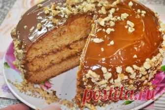 Торт «Аленка» (и в мультиварке, и в духовке) готовится очень просто, всегда получается пышным, рыхлым, ну и, конечно, очень вкусным. Продукты все приемлемые. Кроме того, такой торт готовить очень удобно в том плане, что не нужно варить крем, а просто воспользоваться уже готовой вареной сгущенкой. Правда, ее можно смешать со сливочным маслом (но я так