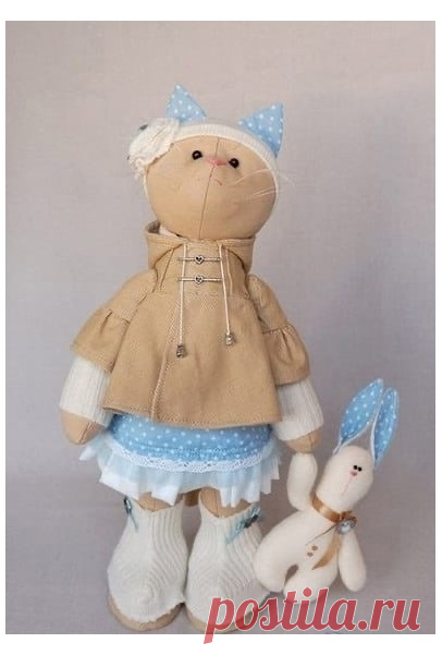 Выкройка игрушки кота из ткани Выкройка игрушки кота из ткани подойдет для начинающих рукодельниц. Для изготовления мягкого котика подготовьте плотный материал - можно взять хлопок -